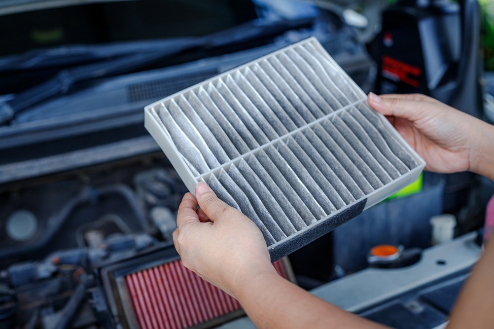 When La Jolla Drivers Should Consider Professional Air Filter Replacement